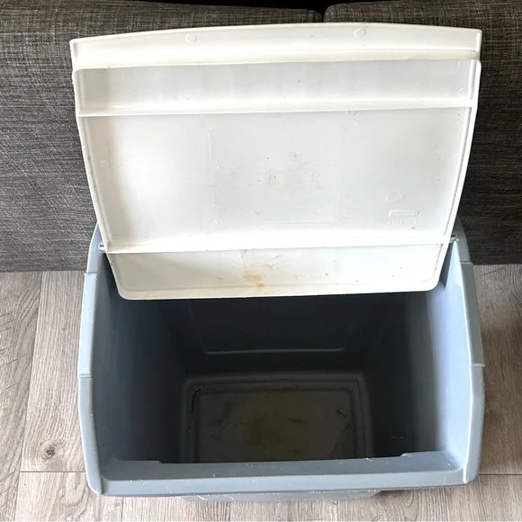 Rubbermaid Trash Can